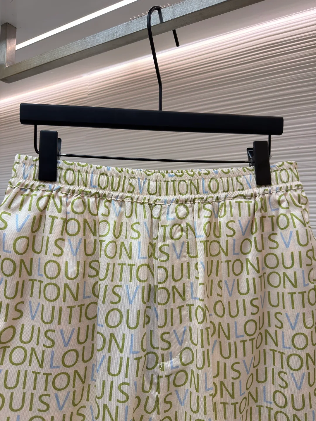 LOUIS VUITTON full-print letter shorts ●Item number: 1682540-A60 ●Fabric: cotton fabric ●Technology: printing production ●Color: apricot ●Version: fitted version ●Weight: about 165 grams ●Size: 45-48-50-52 ●Description: Made of high-thread-count pure cotton poplin fabric. The fabric is treated with pre-washing water and feels smooth and breathable. It has good drape and stiffness, and is not easy to wrinkle and deform. The brand letter pattern printed all over the body of the garment is produced using digital direct printing technology. The color reproduction is high and the pattern is delicate. It is not easy to fade and smudge after high-temperature fixation treatment. The letters are neatly arranged to highlight the brand recognition. The shirt is designed with a Cuban collar, the neckline is smooth and natural, and the buttons at the placket are made of custom mother-of-pearl buttons, which have a warm and shiny texture. The overall cut is a loose silhouette, the shoulder joints are flat-stitched, the stitching is straight and fine, the cuffs are short-sleeved cuffs, and the details are exquisite. The customized accessories and three labels are complete, making it easily suitable for casual vacations and daily outings. The overall wiring is straight and delicate, the fabric is comfortable and soft, and the color is consistent without color difference. It can be matched with the same style to create a fashionable look and control various occasions. Customized accessories, complete with three standards, same style for men and women!